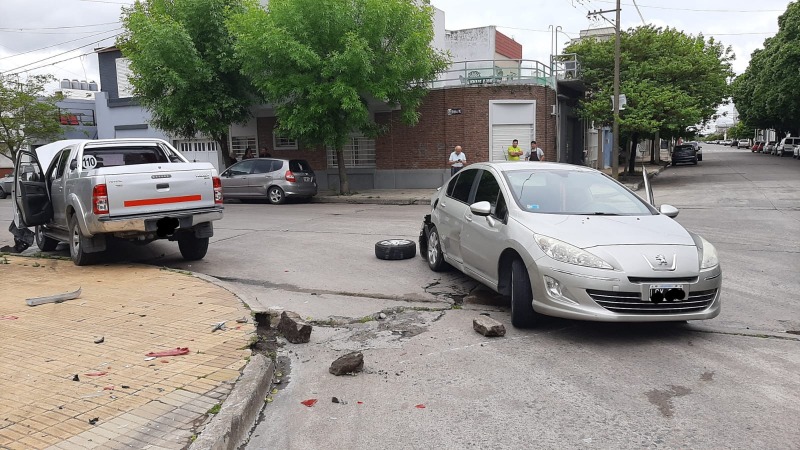 Una camioneta se llev puesto un auto estacionado